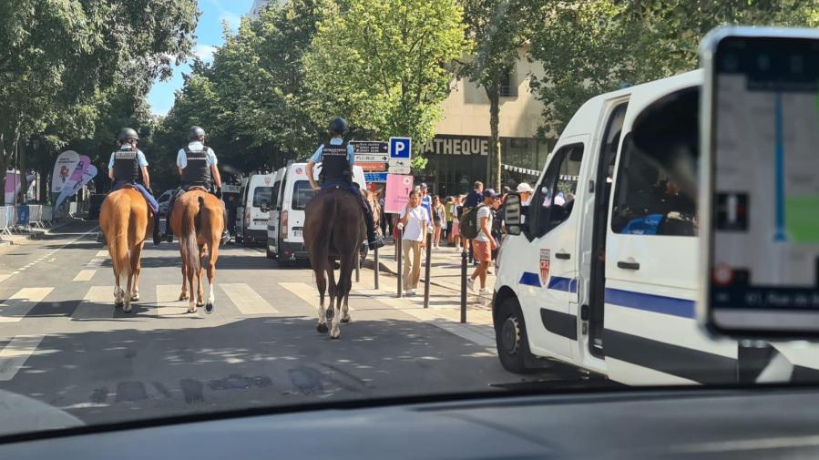 01 la gendarmerie a cheval dans paris