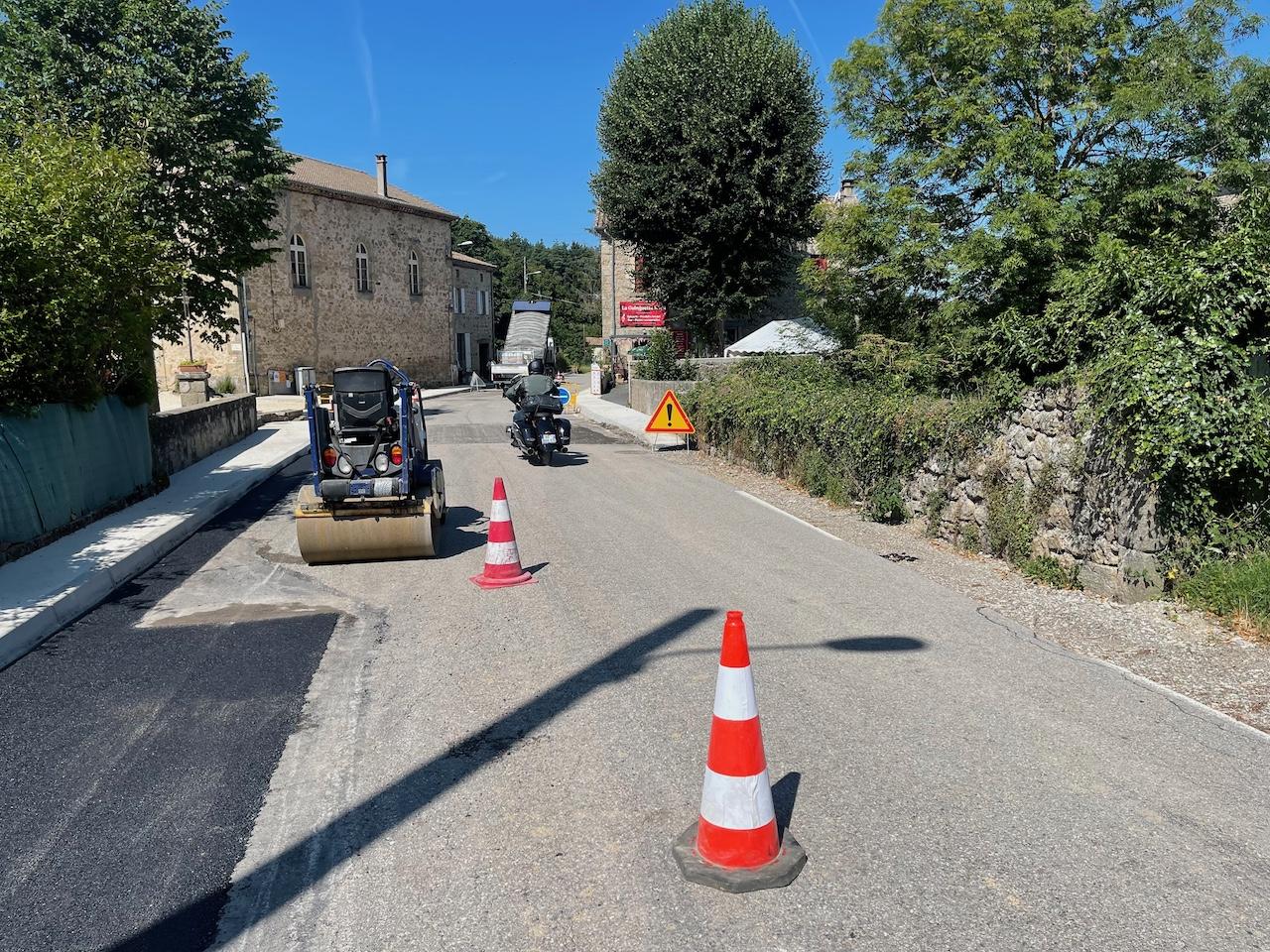 Lancement du goudronnage place de la Fontaine