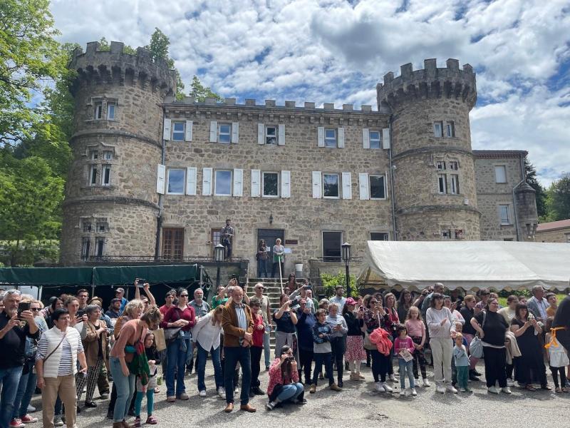 15 le public masse sur le parvis du chateau