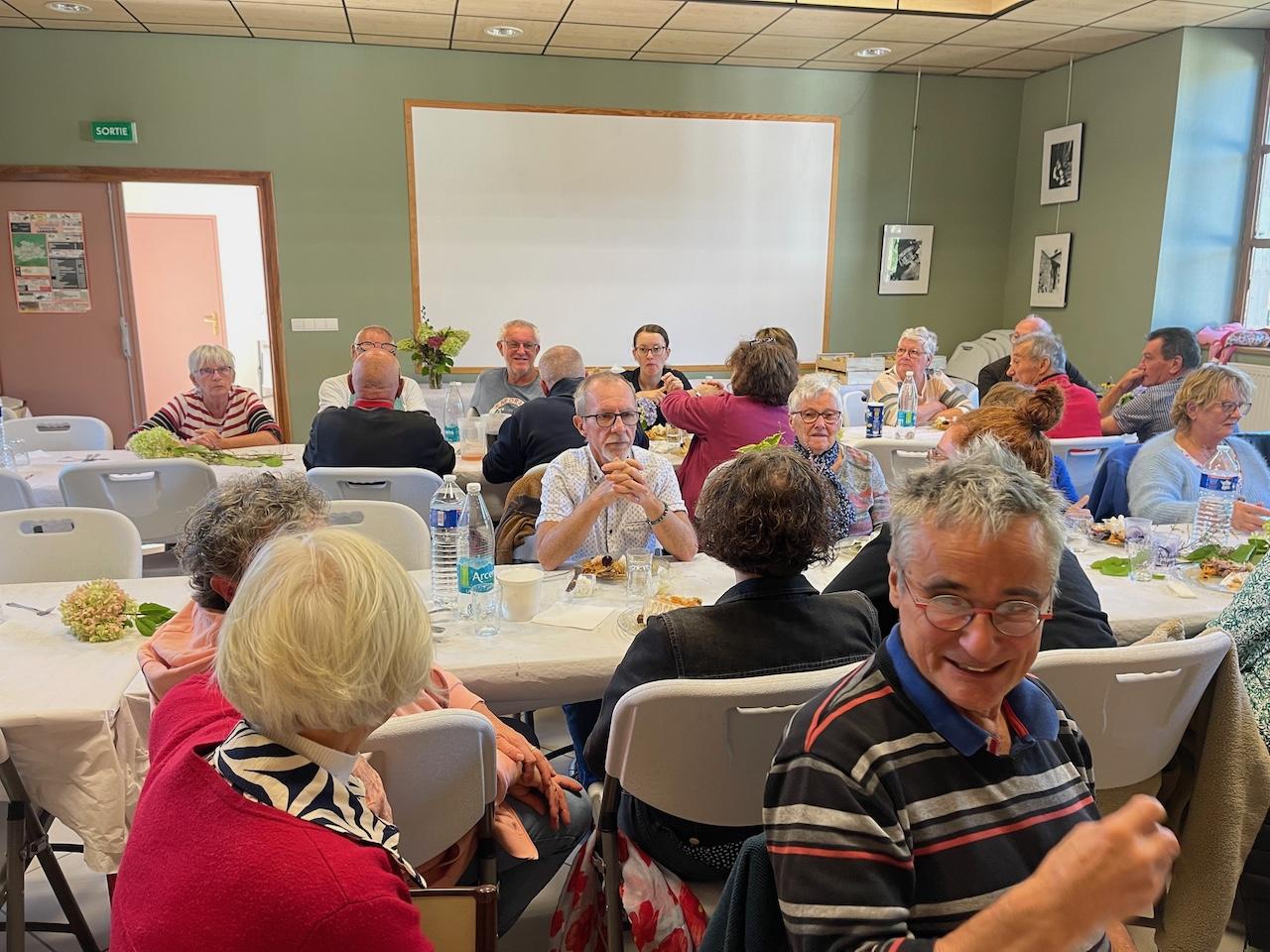 Les conversations inter-tables allaient bon train