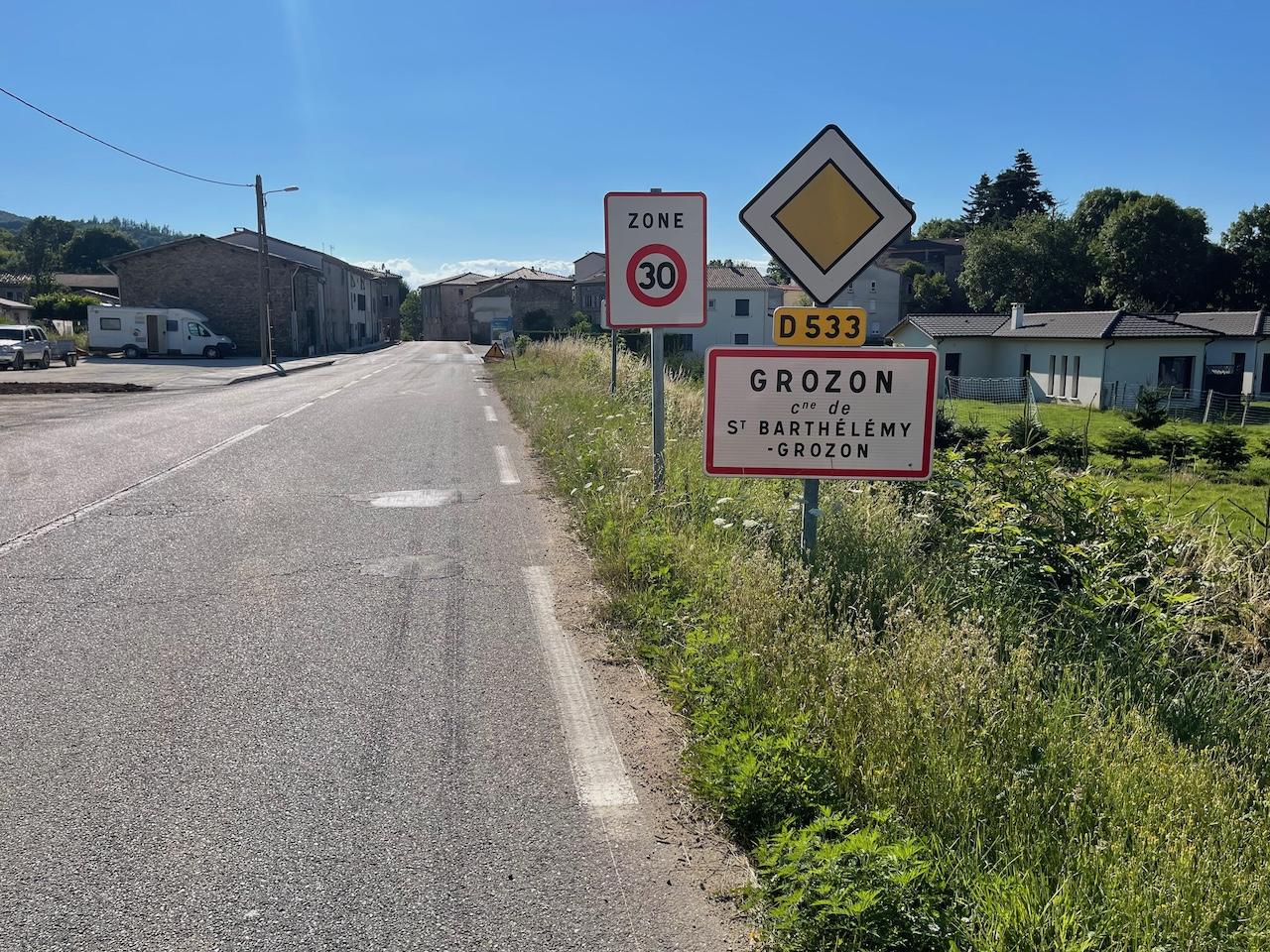 Le panneau Zone 30 à l'entrée Est de Grozon