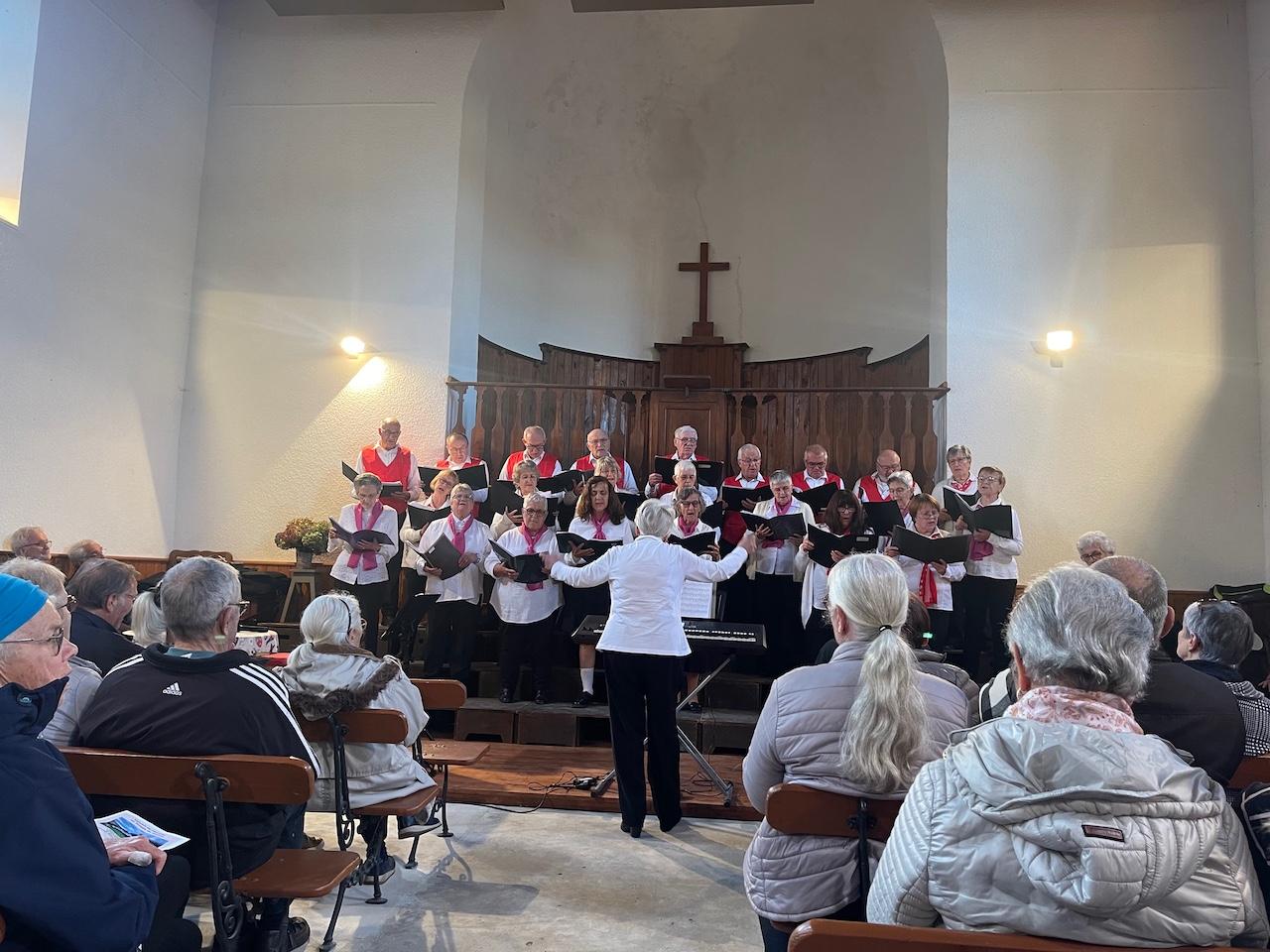 Lucienne RANC dirige l'ensemble Quatre Ruisseaux et Petit Choeur Ardéchois