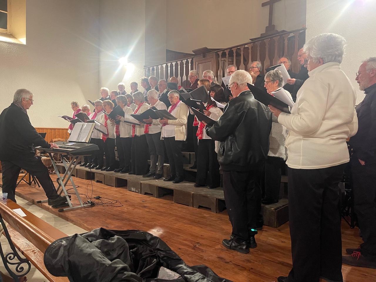 Bernard MOUNIER dirige les 3 chorales dans l'Hymne à la Joie