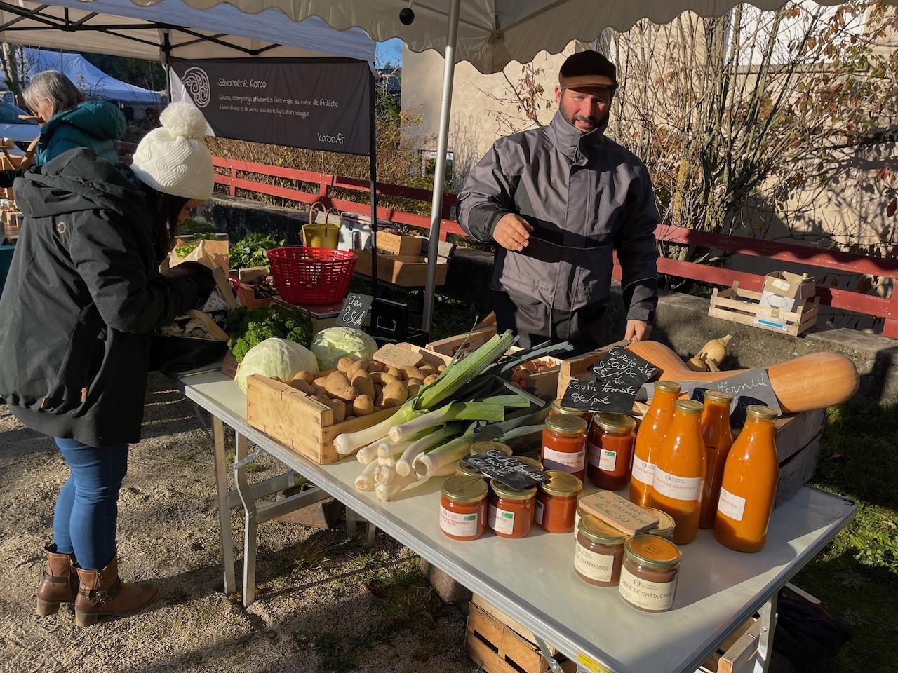 Pierre-Yves VEY propose ses produits de maraîchage ...