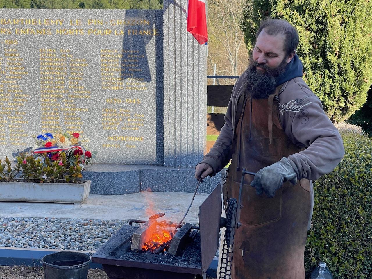 La spectaculaire démonstration du forgeron