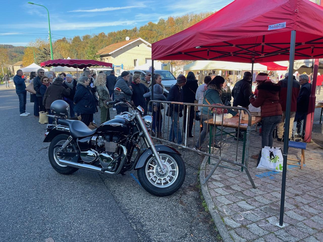 La queue pour acheter les 50 cm de boudin ne désemplit pas