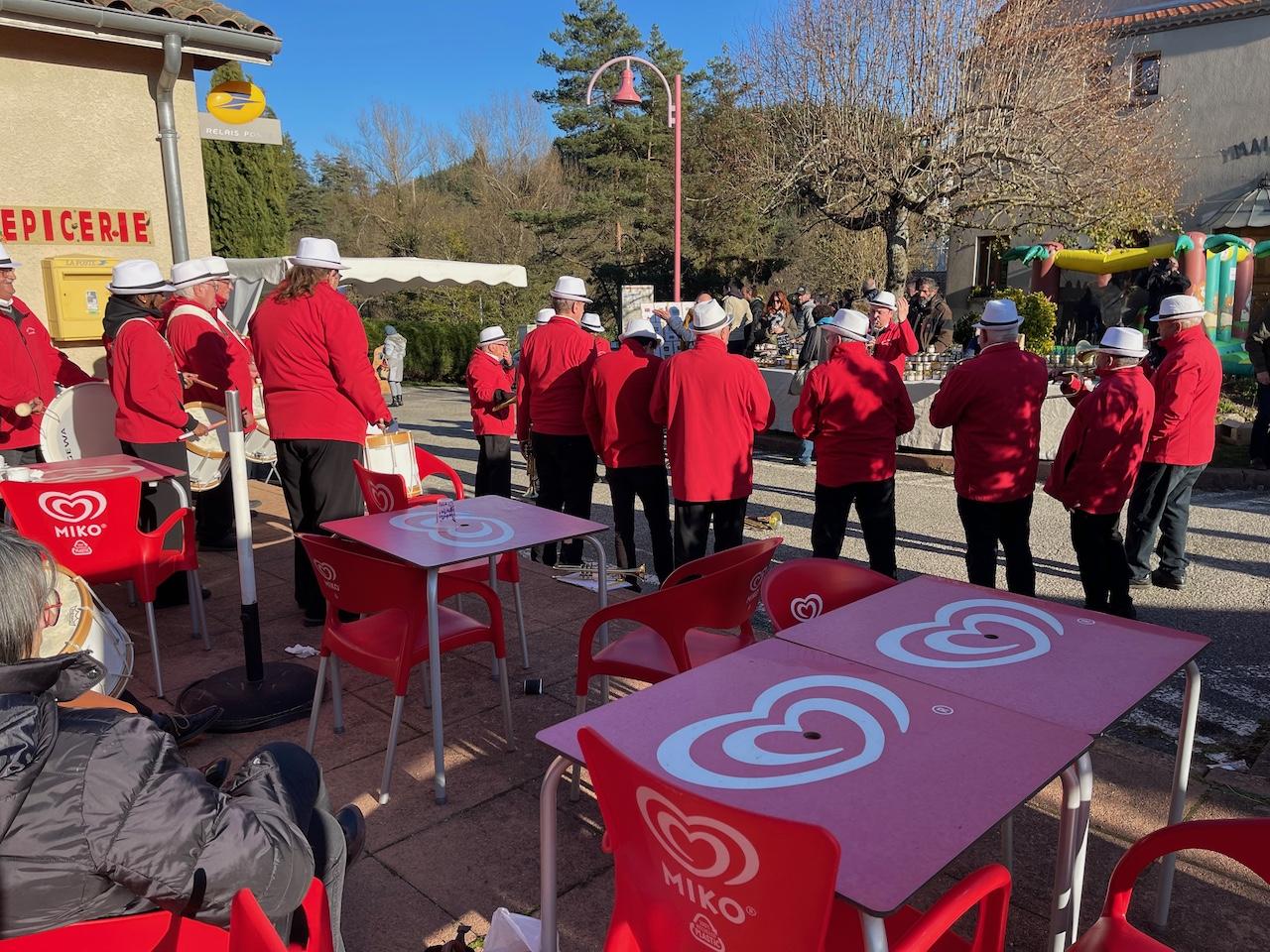 ... s'intercalent avec les marches martialement interprétées par la Clique Saint-Victoire