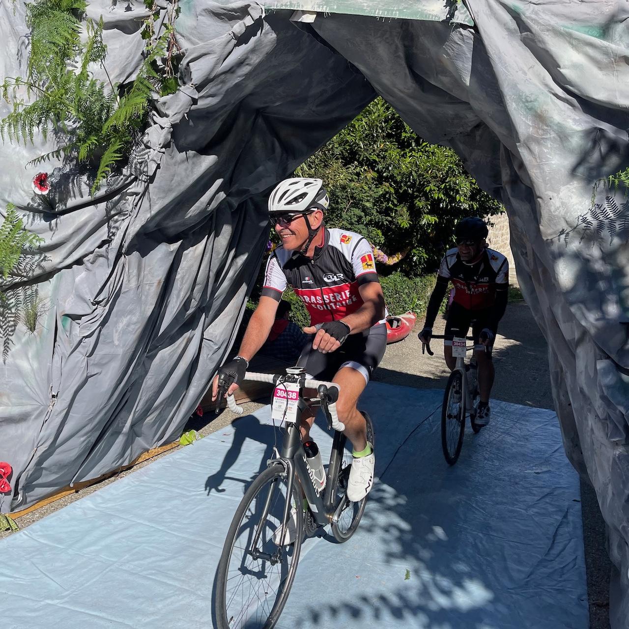 Cycliste sous le pont d arc